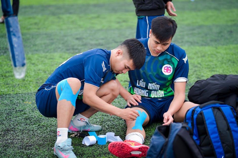축구 경기 중 부상을 방지하는 다양한 모습