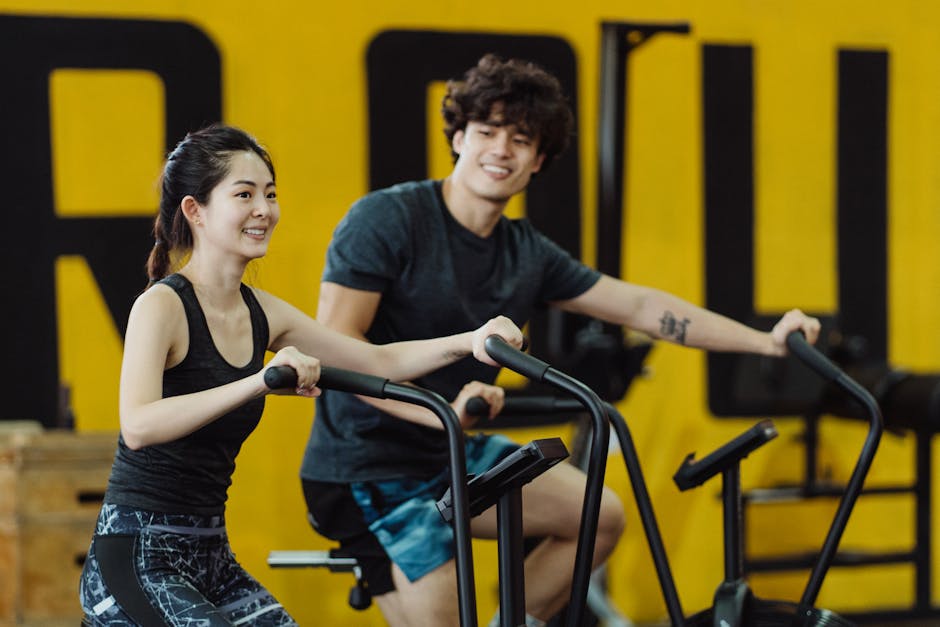 엘립티컬 트레이너를 사용하는 사람의 이미지