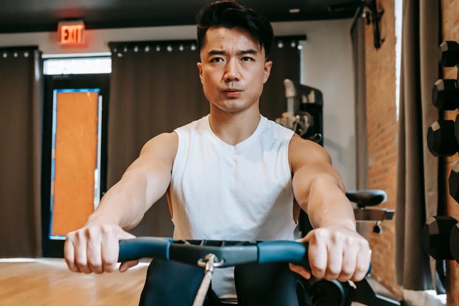 로잉머신으로 운동하는 사람의 모습
