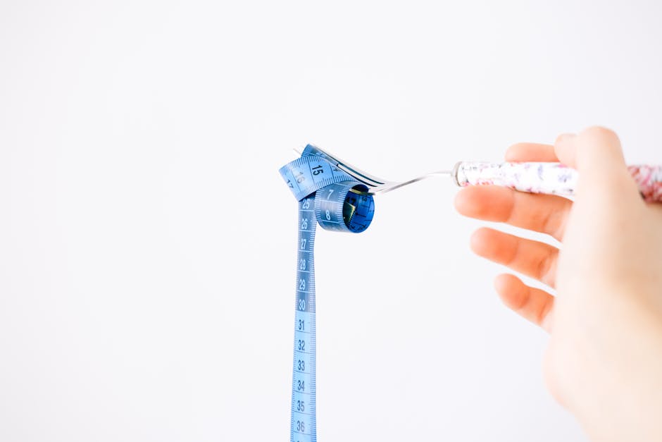 다이어트 중 BCAA 보충제를 섭취하며 근육을 보호하는 모습