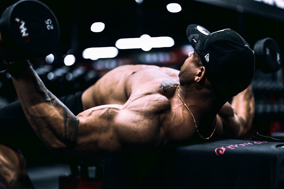 바닥에서 덤벨을 사용하여 가슴 근육을 단련하는 모습