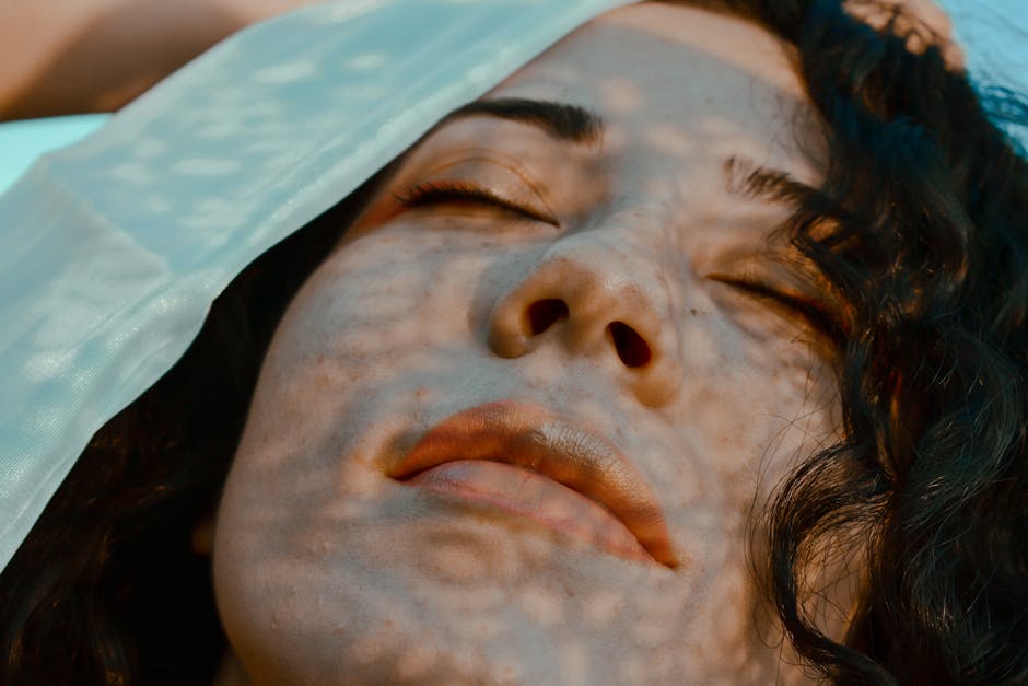 모니터를 보며 미간을 찌푸리는 여성의 얼굴 근육 이완 모습