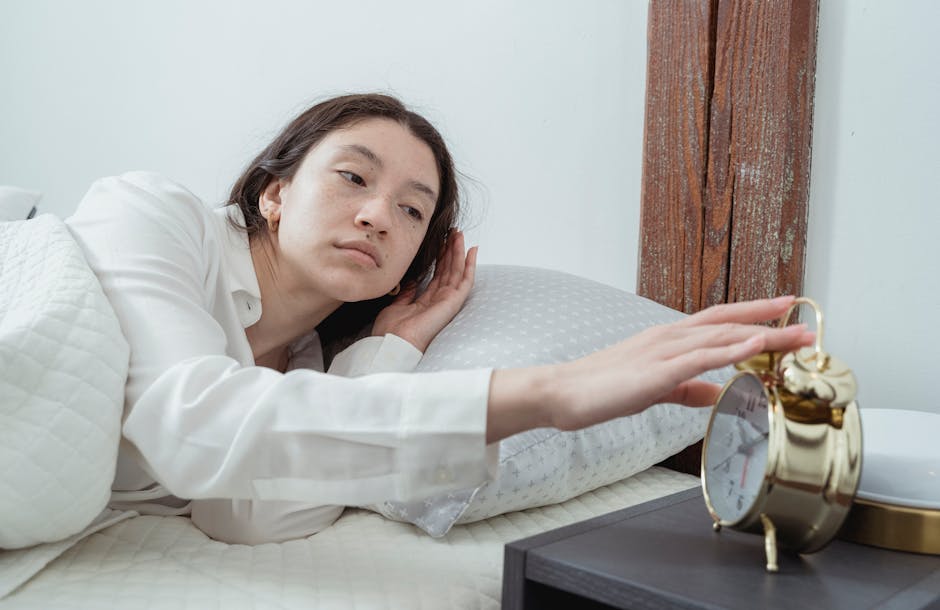 불규칙한 수면 습관으로 인해 혼란스러워하는 사람, 또는 생체 시계를 시각화한 이미지
