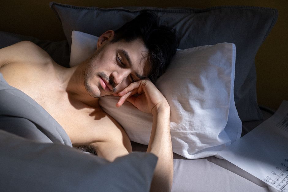 불규칙한 수면 습관으로 인해 혼란스러워하는 사람, 또는 생체 시계를 시각화한 이미지