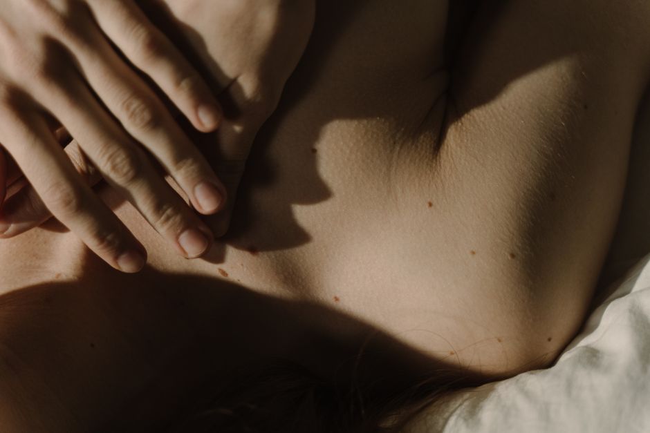 온몸이 간질거리고 벌레 기어가는 느낌을 겪는 사람, 신경계를 진정시키기 위한 모습