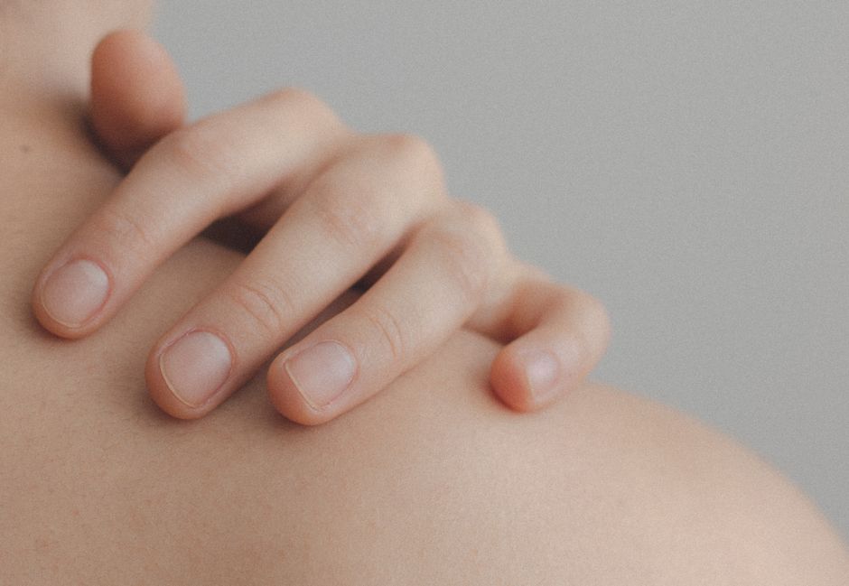 온몸이 간질거리고 벌레 기어가는 느낌을 겪는 사람, 신경계를 진정시키기 위한 모습