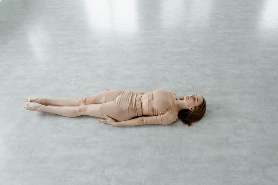 온몸이 간질거리고 벌레 기어가는 듯한 느낌을 진정시키는 사람의 모습