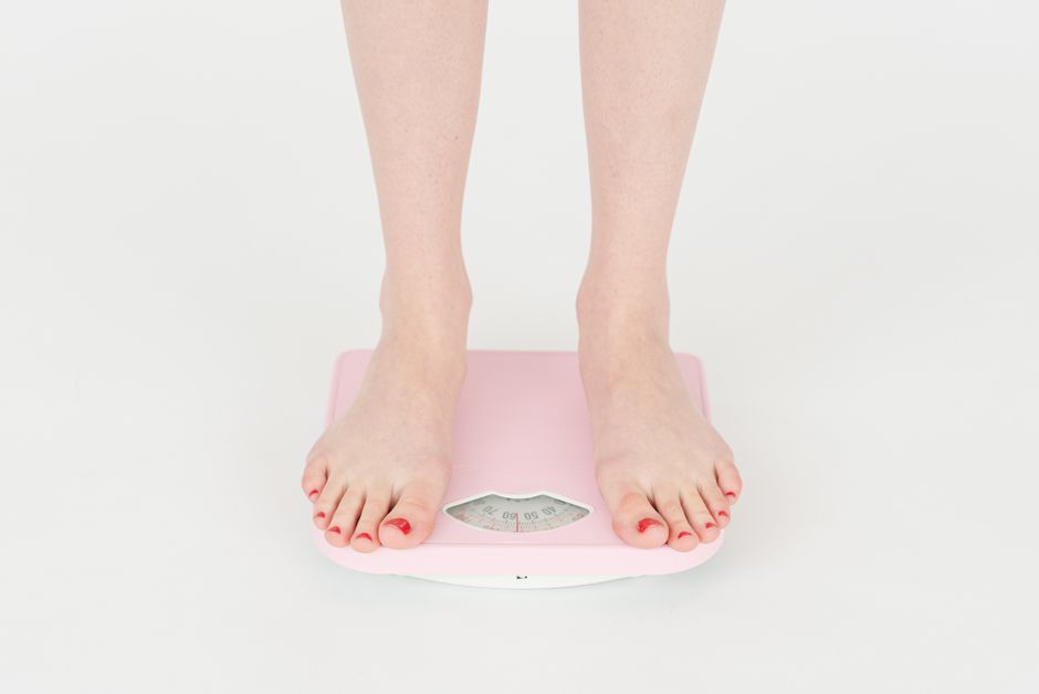 체중 감량 후 뼈 건강을 걱정하는 여성이 무릎을 잡고 있는 모습