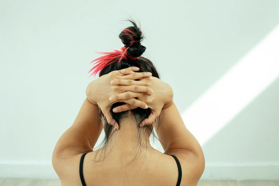 목 앞쪽 스트레칭, 혀 위치 교정, 턱밑 마사지, 음성 발성, 턱-목 움직임