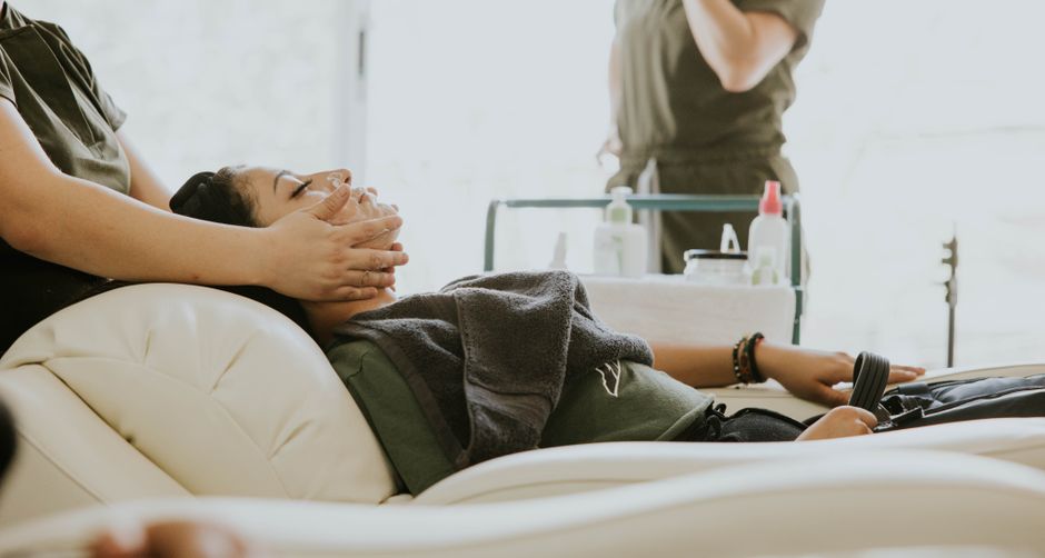아침에 얼굴 근육을 마사지하는 여성