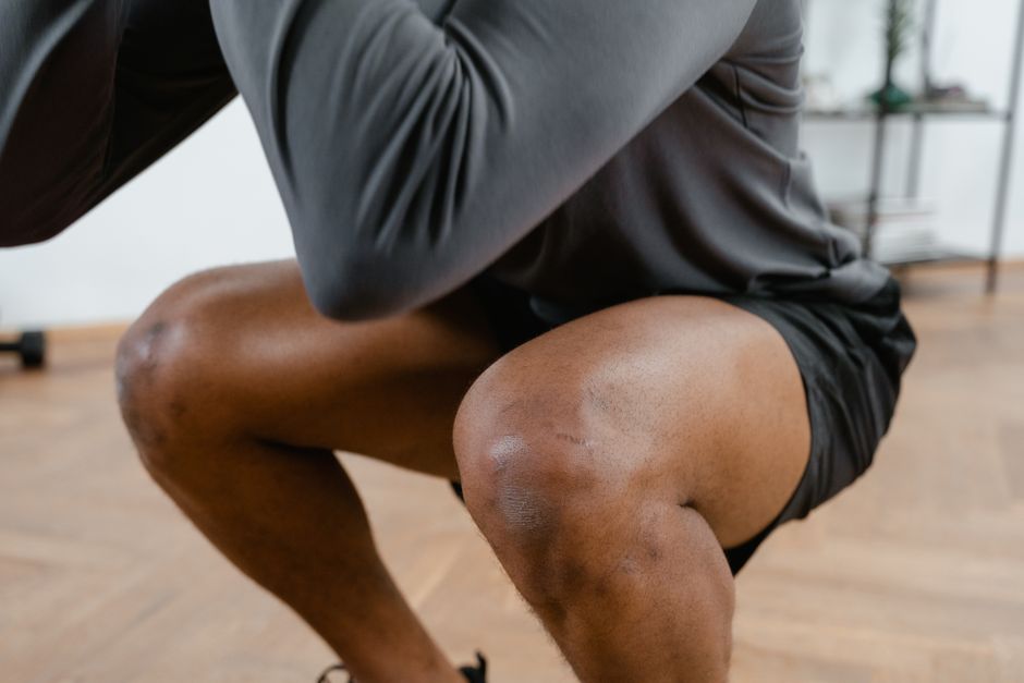 🏃‍♂️ 계단 오를 때마다 시큰거리는 무릎? 단순한 노화가 아닙니다! 10년 트레이너의 '관절 청춘' 되찾는 5분 비밀