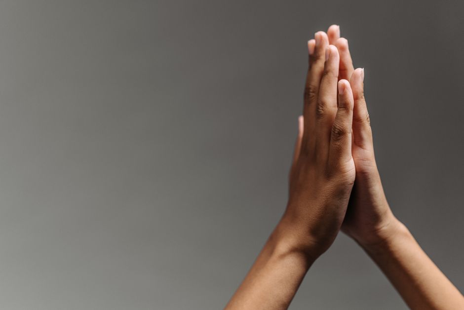 자신의 몸을 의식적으로 만져보는 사람의 손