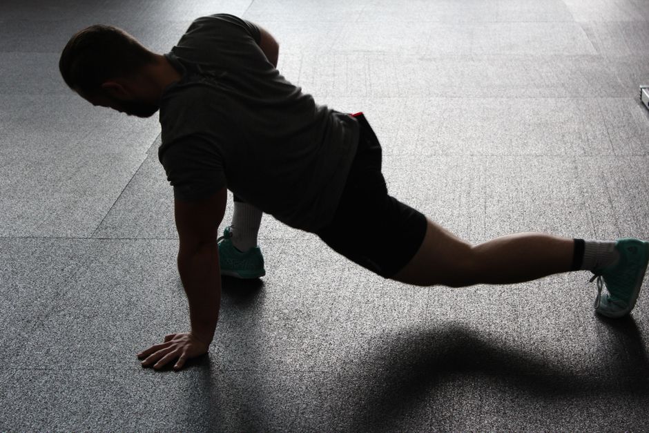 앉아서 복부와 흉곽을 이완하는 사람