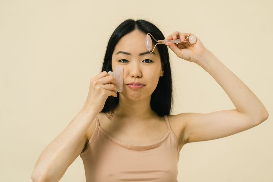 윗입술과 코 옆 주름 부위를 마사지하는 사람의 손