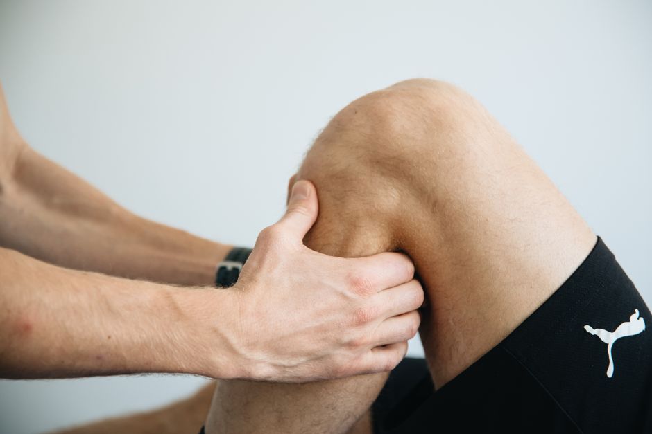 🏃‍♂️ [오래 앉거나 쭈그리고 앉은 후]에 자꾸 [무릎이 뻑뻑하고 갇힌 듯한 느낌]이 있다면? 무서운 [관절 내 압력 정체]를 막는 [1분] '무릎 해방' 생활 습관!