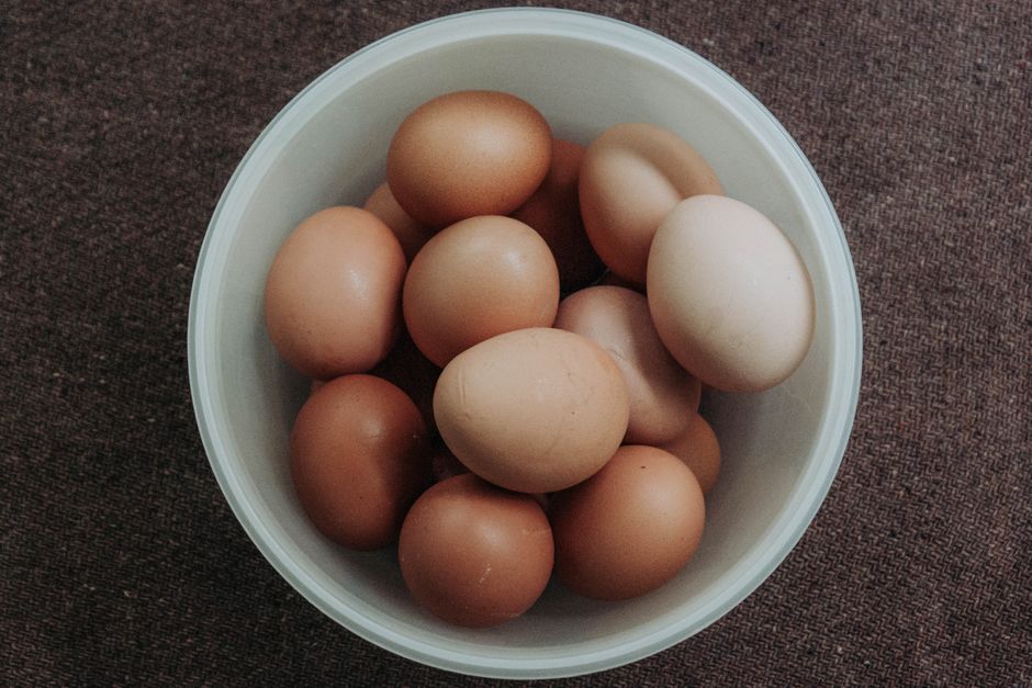 신선한 계란과 건강한 식재료가 함께 놓여있는 모습
