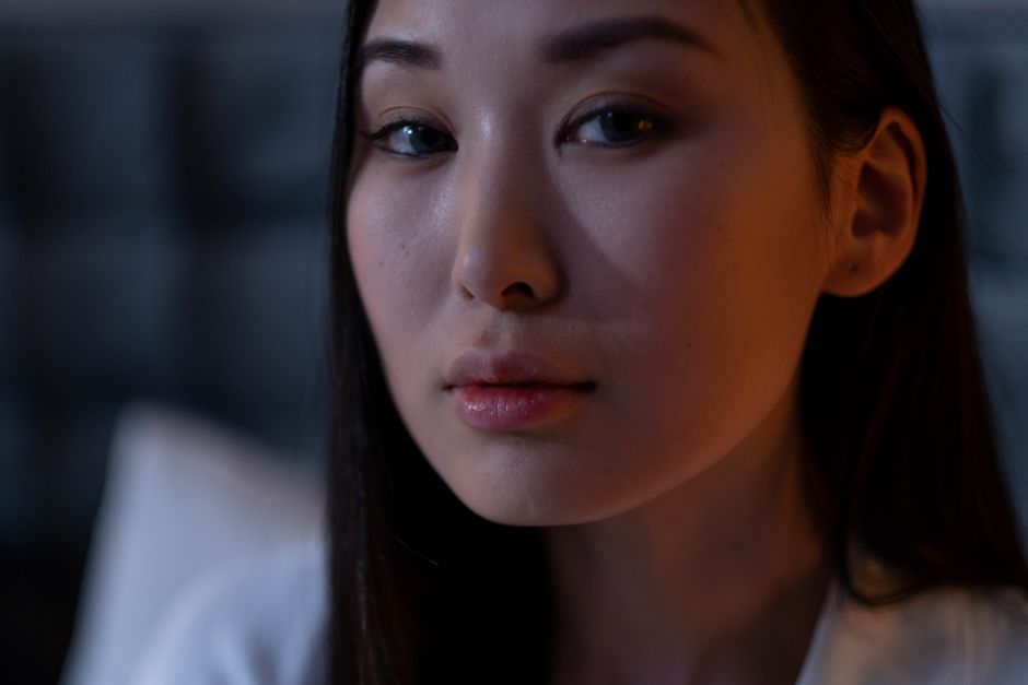 인공조명과 스크린으로 인한 눈과 얼굴의 미묘한 긴장, 컴퓨터 작업 중 안면 근육 이완을 위한 스트레칭, 빛 자극에 지친 뇌를 위한 휴식과 영양