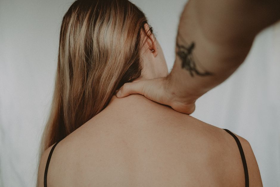 🏃‍♂️ [온종일 책상에 앉아있거나 스트레스 받을 때] 자꾸 [귀가 먹먹하고 머릿속까지 답답한 느낌]이 든다면? 무서운 '만성 림프 정체와 두경부 근막 유착'을 막는 1분 '머리-목 림프 해독' 습관!