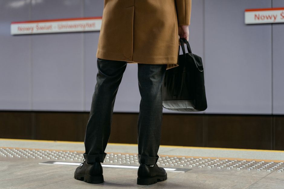 🏃‍♂️ [출퇴근길] 지하철이나 버스에서 자꾸 [무릎 안쪽이 찌릿하고 시큰거린다면]? 무서운 '하체 지지력 붕괴'를 막는 1분 '무릎 심부 해방' 습관