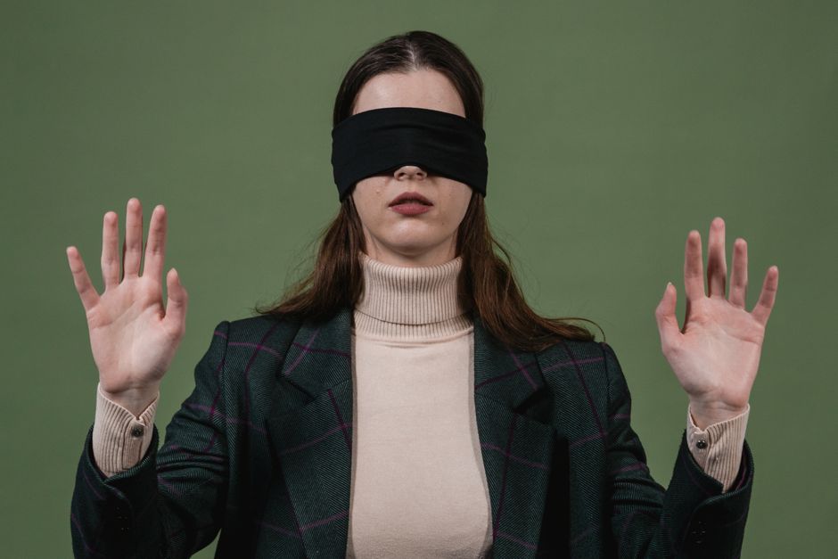 🏃‍♂️ 몸이 내 것 같지 않은 당신, 스마트폰이 훔쳐 간 '내 몸 지도'를 되찾으세요! 요즘 뜨는 '감각 재활' 실천법