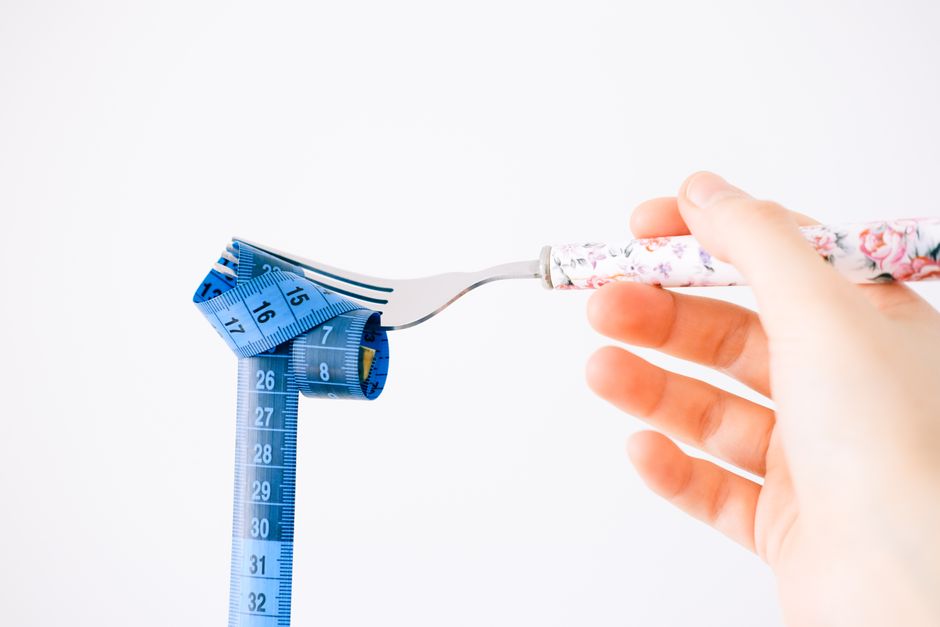 다양한 건강한 음식과 그 사이의 햄버거, 피자 조각이 어우러져 유연한 식단을 상징하는 이미지