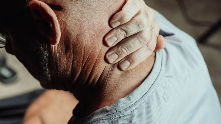 🏃‍♂️ 걷고 숨 쉬는 게 '무거운 갑옷' 입은 듯 힘들다면? 뇌가 잠근 '몸의 비상벨' 풀고 진짜 자유를 되찾는 5분 과학!