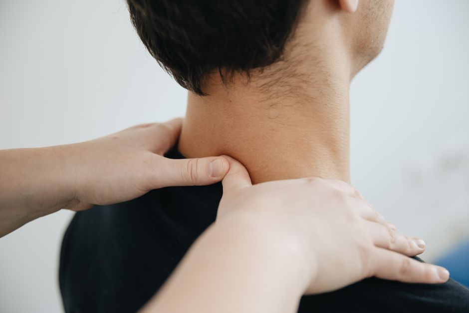 만성 스트레스로 인해 몸이 굳고 무거움을 느끼는 현대인