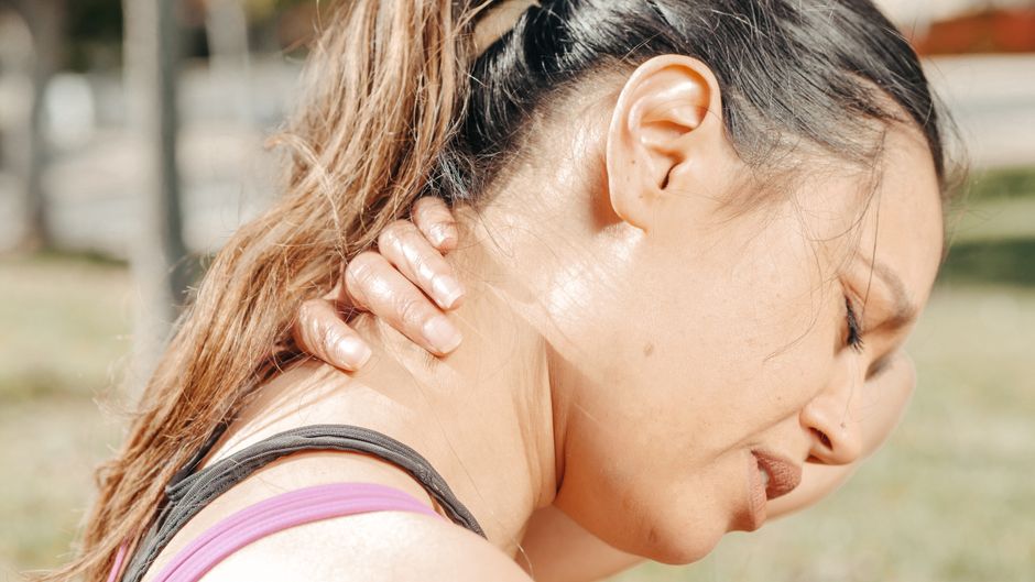 목과 어깨의 긴장을 풀어주는 스트레칭과 편안한 옷차림