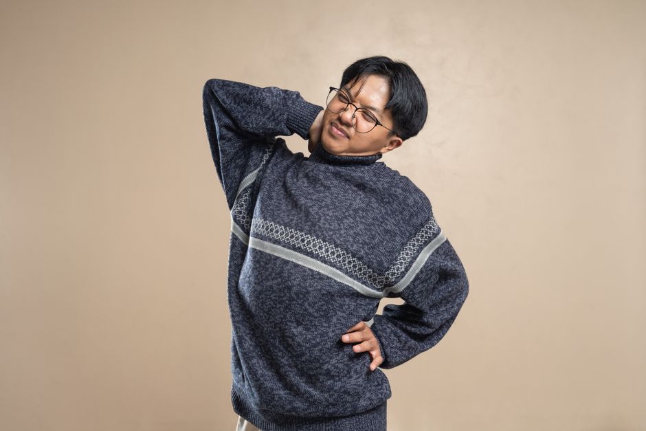 사무실에서 목과 어깨를 스트레칭하는 직장인