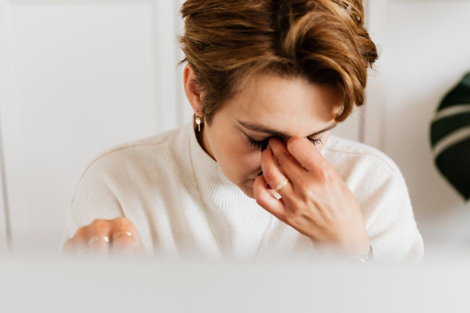 과도한 스트레스로 지쳐 보이는 사람