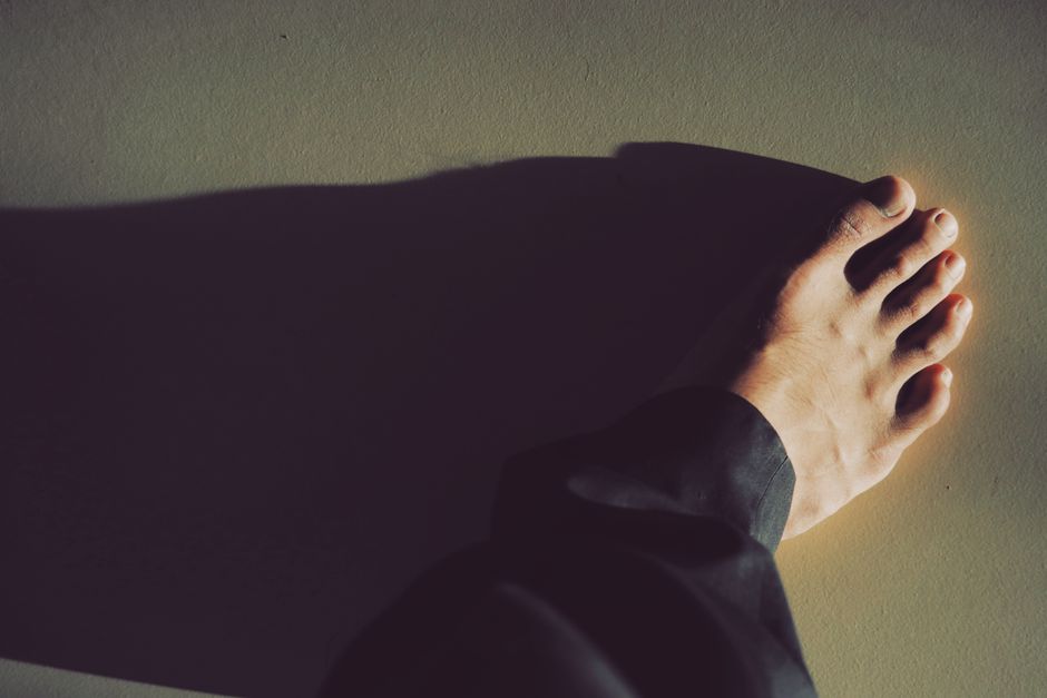 🏃‍♂️ 당신의 '패션'이 당신의 '몸'을 망치고 있다? 😥 꽉 끼는 신발이 만드는 발 변형, [발목·무릎·허리·목]까지 무너뜨리는 과학적 진실!