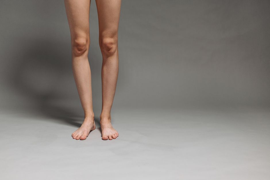 🏃‍♂️ [온종일 서 있거나 앉아 있은 후] 자꾸 [종아리 깊숙한 곳이 꽉 차고 답답하게 부어오르는 느낌]이 든다면? 무서운 '하퇴 심부 순환 정체 증후군'을 방지하는 1분 '발-종아리 리셋' 습관!