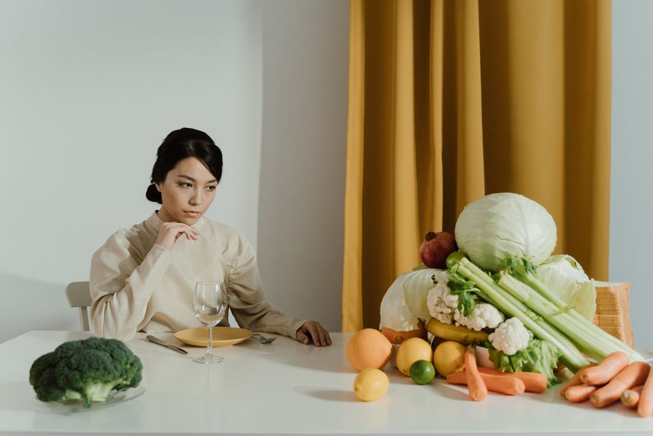음식과 사람의 심리적 연결고리를 탐구하는 이미지