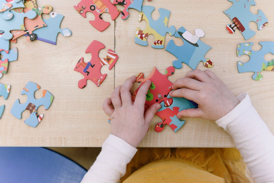 스마트폰과 컴퓨터 사용 후 손끝이 둔해지고 물건을 놓치는 사람의 이미지