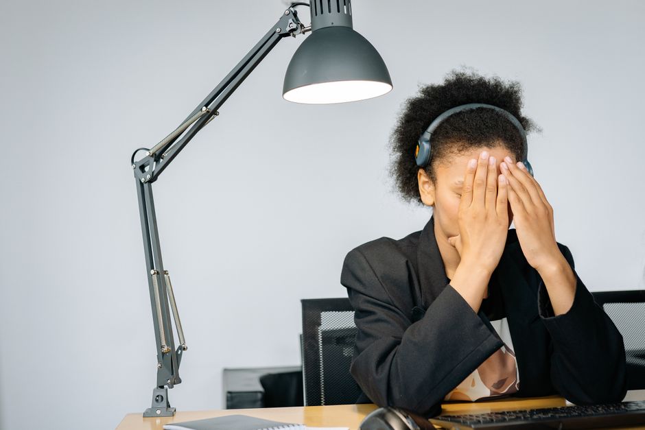 🏃‍♂️ [장시간 이어폰/헤드폰 사용 후] 자꾸 [귀, 턱, 목이 굳고 뇌까지 멍하다면]? 무서운 '디지털 오디오 피로 증후군'을 막는 1분 '귀-턱-목 리셋' 습관