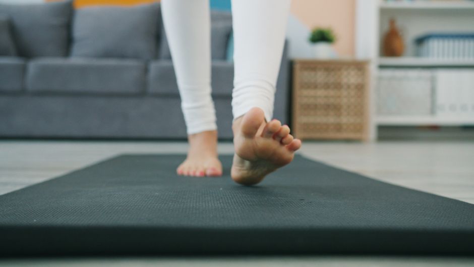 🏃‍♂️ [걷거나 오래 서있을 때] 자꾸 [발가락이 땅을 움켜쥐듯 굳어버린다면]? 무서운 '숨겨진 발가락 잠금 증후군'이 무너뜨리는 [전신 불균형]을 막는 1분 '발가락 해방' 습관!