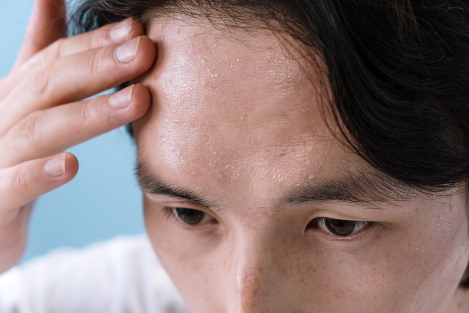 화면을 오래 본 후 눈과 코 주변이 답답하고 머리가 무거운 사람