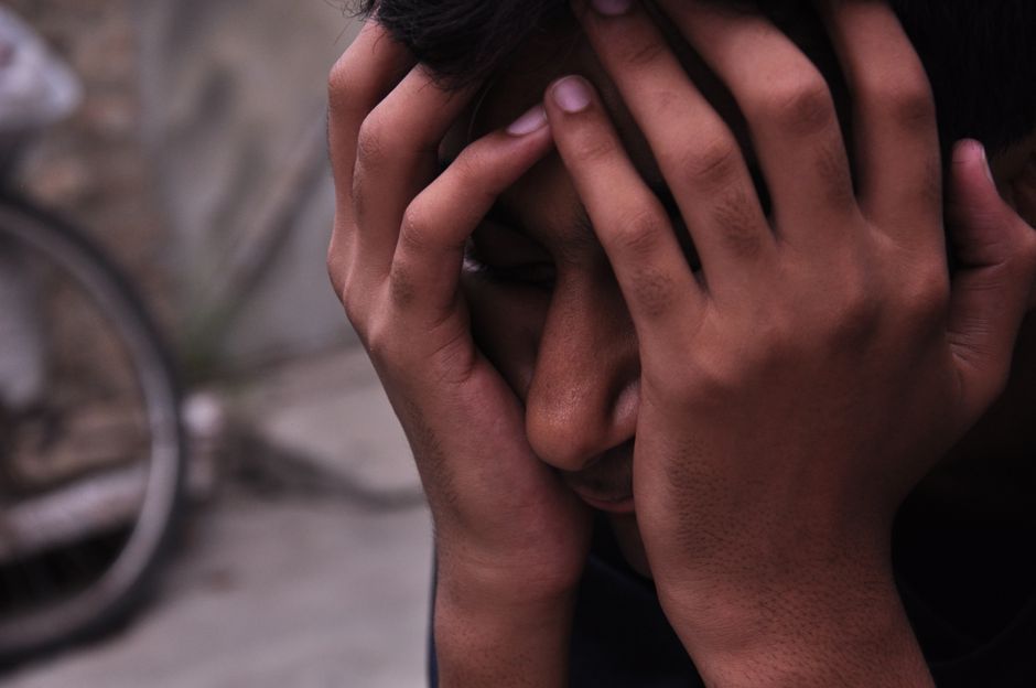 화면을 오래 본 후 눈과 코 주변이 답답하고 머리가 무거운 사람