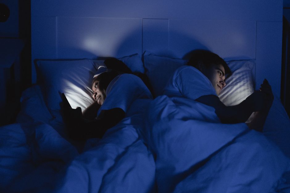 밤늦게 스마트폰을 보는 사람, 피곤한 눈, 잠 못 이루는 침대