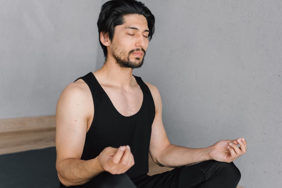 평화로운 생각에 잠긴 사람의 모습