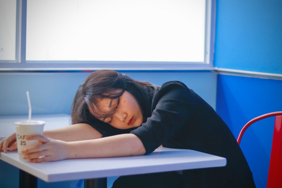 점심 식사 후 뇌가 멍하고 몸이 무거운 직장인