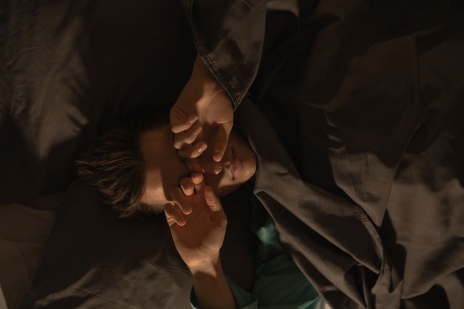 화면을 오래 봐 피로해진 눈과 멍한 표정의 사람, 눈 휴식을 취하는 사람, 부드러운 조명의 방과 노트북, 눈 주변을 마사지하는 손
