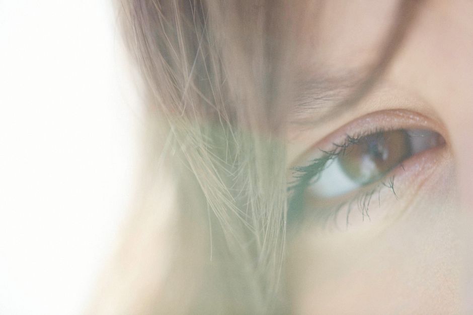 화면을 오래 봐 피로해진 눈과 멍한 표정의 사람, 눈 휴식을 취하는 사람, 부드러운 조명의 방과 노트북, 눈 주변을 마사지하는 손