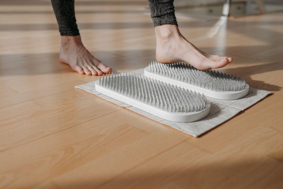 🏃‍♂️ [걸을 때마다] 자꾸 [몸이 휘청거리고, 불안정하게 흔들린다면]? 무서운 '뇌-턱-발 연결 오류'를 방지하는 1분 '정밀 균형' 리셋 습관!