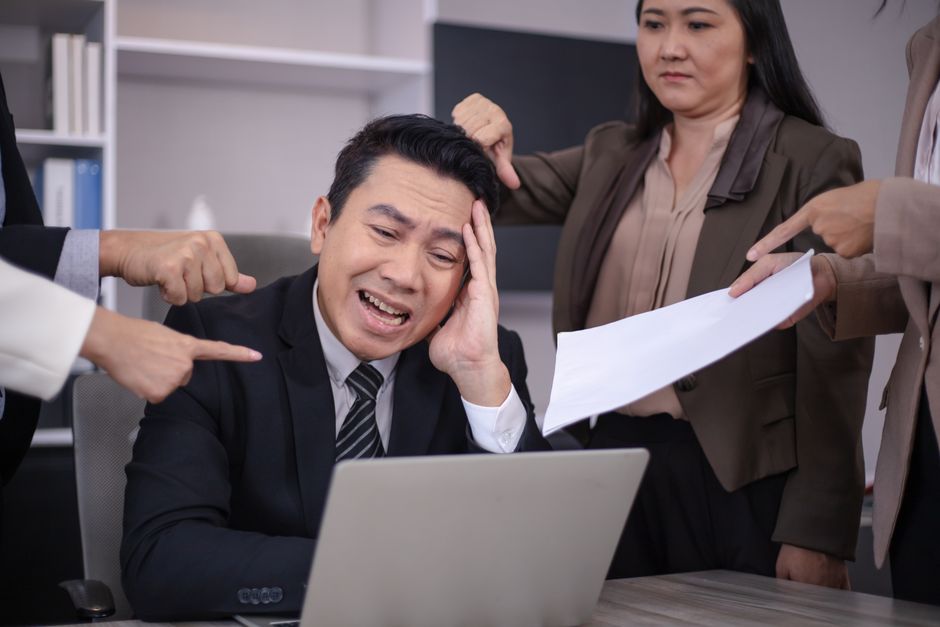 스트레스와 긴장으로 굳어진 목과 어깨를 손으로 마사지하는 사람