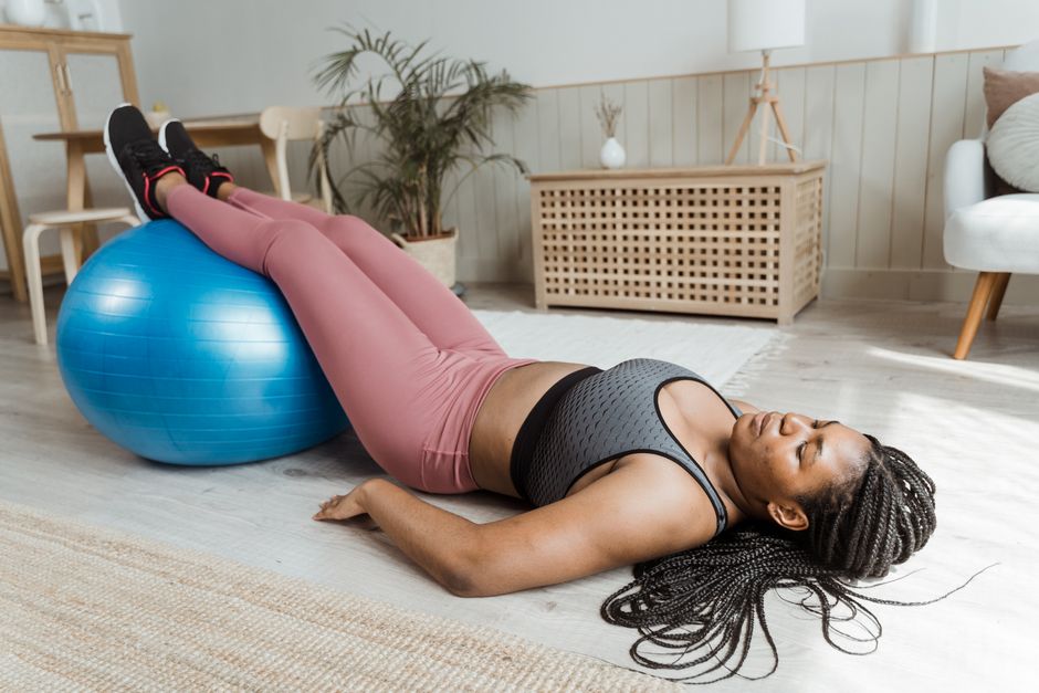 집에서 효율적인 전신 운동을 하는 사람